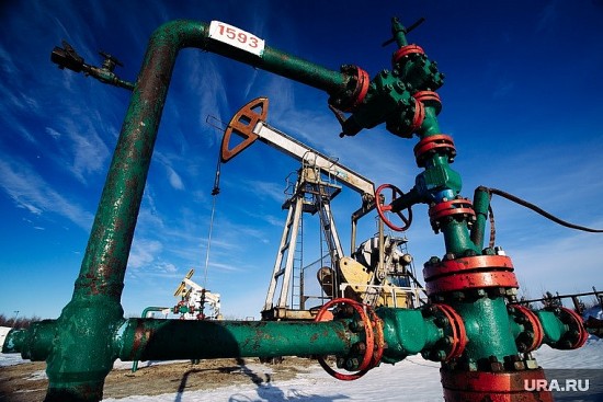 Doanh thu xuất khẩu dầu Nga giảm mạnh; Indonesia đặt mục tiêu năng lượng tái tạo