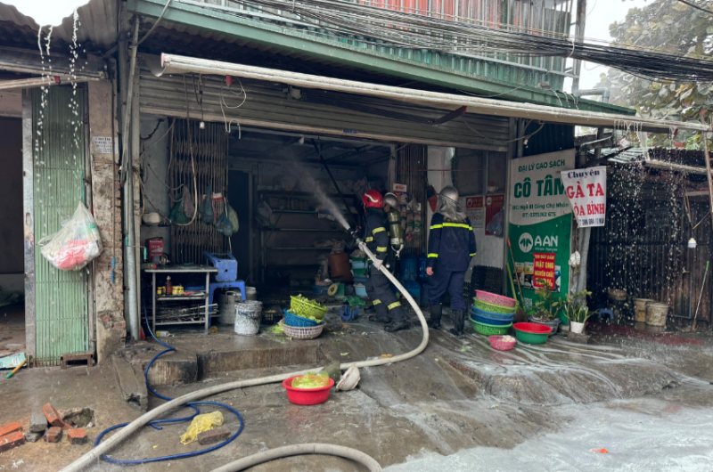 Hà Nội: Cháy nhà dân cạnh chợ Nhổn, công an phải đục tường để cứu nạn