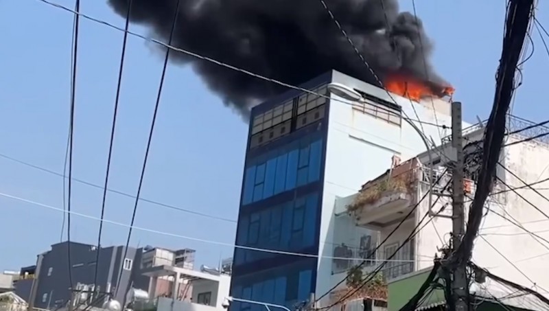 TP. Hồ Chí Minh: Cháy dữ dội tại công ty trang sức, hàng chục nhân viên tháo chạy
