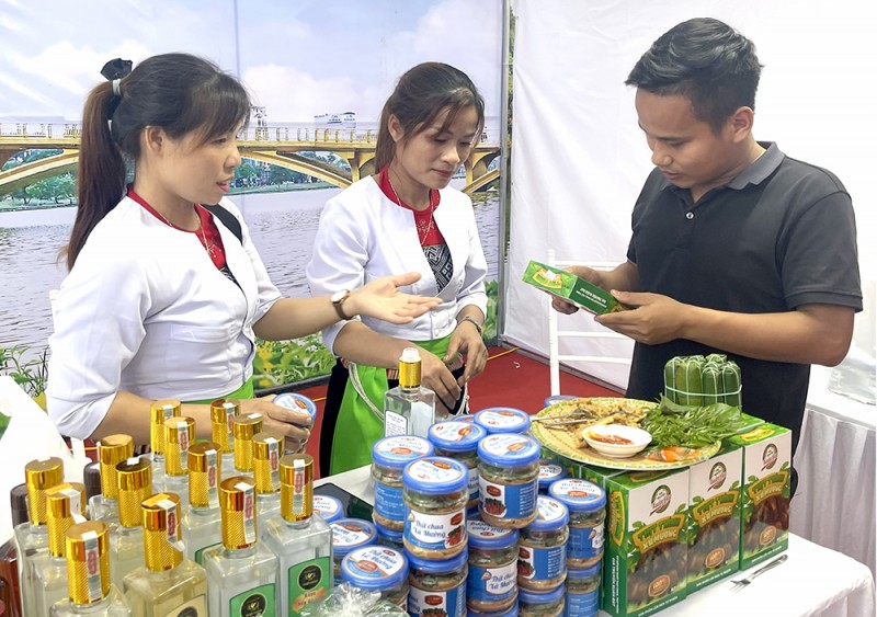 Các sản phẩm đặc sản của xã Mỹ Lung, huyện Yên Lập được giới thiệu tại phiên chợ (Ảnh: Minh Anh)