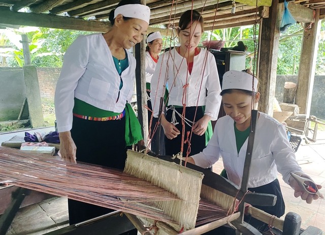  Truyền dạy nghề dệt thổ cẩm cho đồng bào Mường huyện Tân Sơn, tỉnh Phú Thọ (Ảnh: Như Thủy)