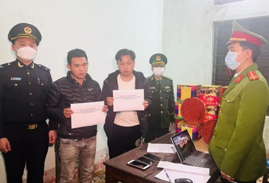 Lào Cai: Bắt 2 đối tượng mua bán pháo nổ và pháo hoa trái phép