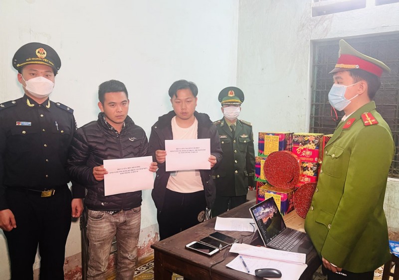 Lào Cai: Bắt 2 đối tượng mua bán pháo nổ và pháo hoa trái phép