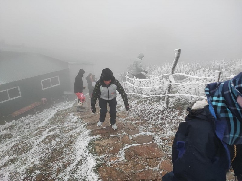 Xuất hiện băng tuyết trên đỉnh Mẫu Sơn, dòng người tìm lên ngắm cảnh check - in