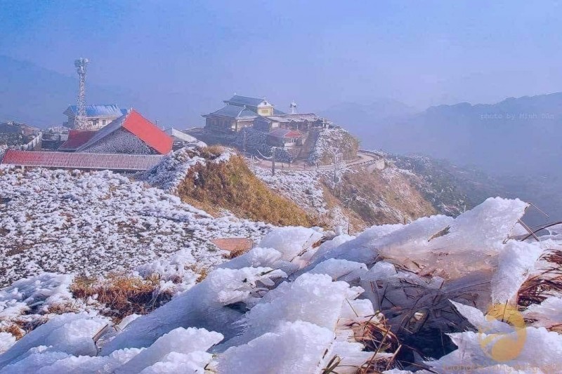 Xuất hiện băng tuyết trên đỉnh Mẫu Sơn, dòng người tìm lên ngắm cảnh check - in