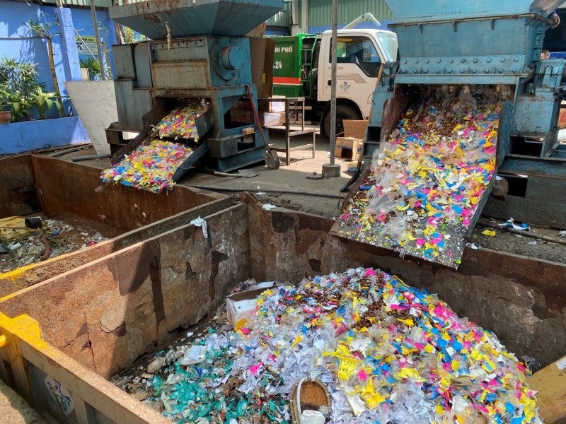 TP. Hồ Chí Minh: Cận cảnh tiêu hủy 18.000 sản phẩm và gần 800kg thực phẩm vi phạm