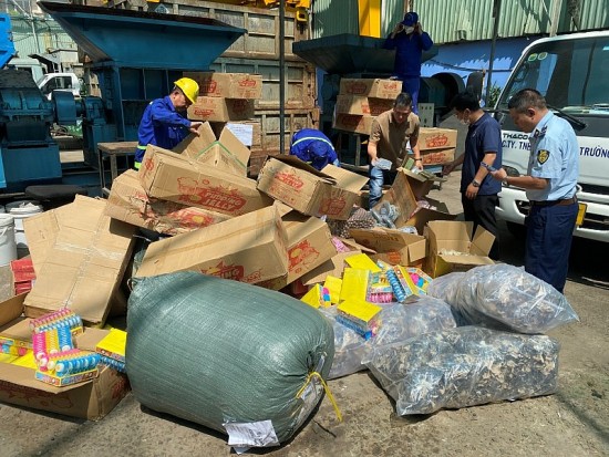 TP. Hồ Chí Minh: Cận cảnh tiêu hủy 18.000 sản phẩm và gần 800kg thực phẩm vi phạm
