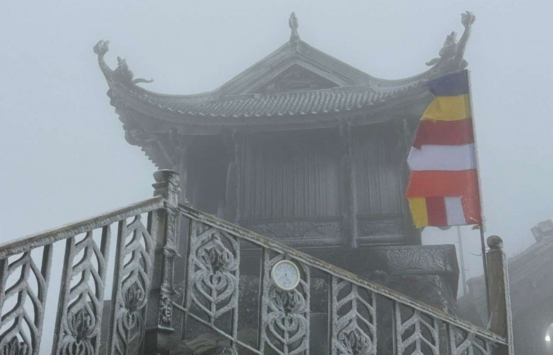 Quảng Ninh: Nhiệt độ giảm sâu, băng tuyết phủ trắng chùa Đồng trên đỉnh Yên Tử