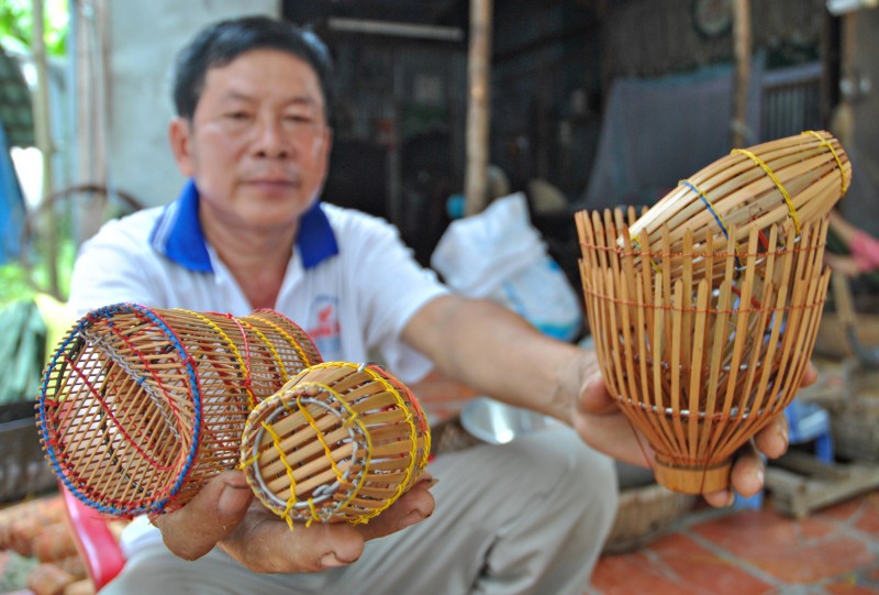 Sản phẩm lờ, lợp thu nhỏ phục vụ khách du lịch được sản xuất trong làng nghề truyền thống của huyện Lai Vung, tỉnh Đồng Tháp.