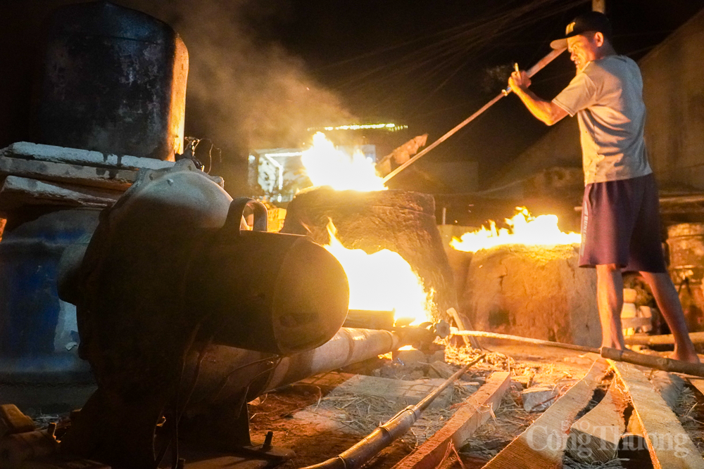 Làng nghề đúc đồng hơn trăm tuổi ở Khánh Hòa ‘đỏ lửa’ đón Tết