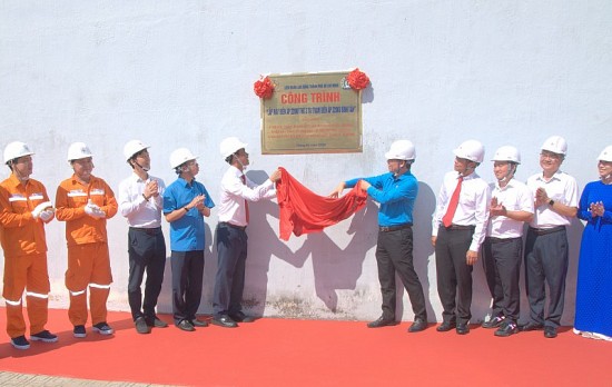 Gắn biển thi đua công trình điện chào mừng 94 năm Ngày thành lập Đảng cộng sản Việt Nam