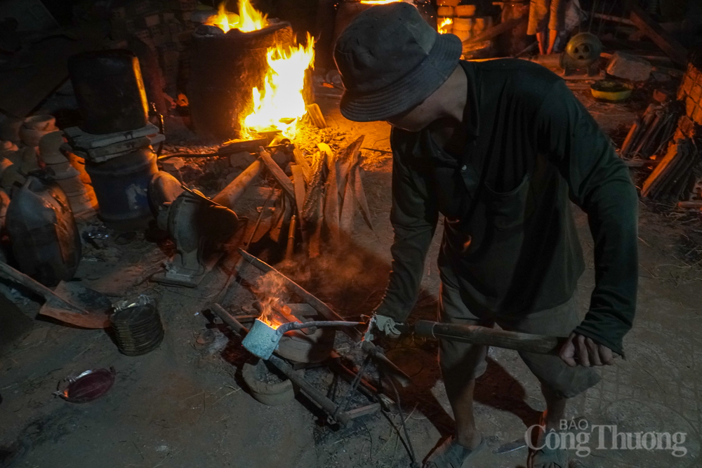 Làng nghề đúc đồng hơn 200 tuổi ở Khánh Hòa ‘đỏ lửa’ đón Tết