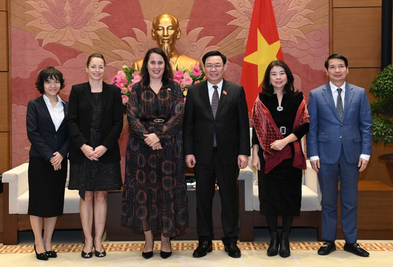 Chủ tịch Quốc hội Vương Đình Huệ tiếp Đại sứ New Zealand tại Việt Nam