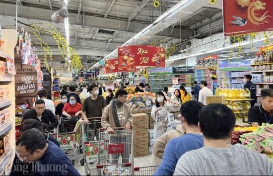 Thị trường Tết: Hàng hóa đầy ắp siêu thị, sức mua "ấm" dần