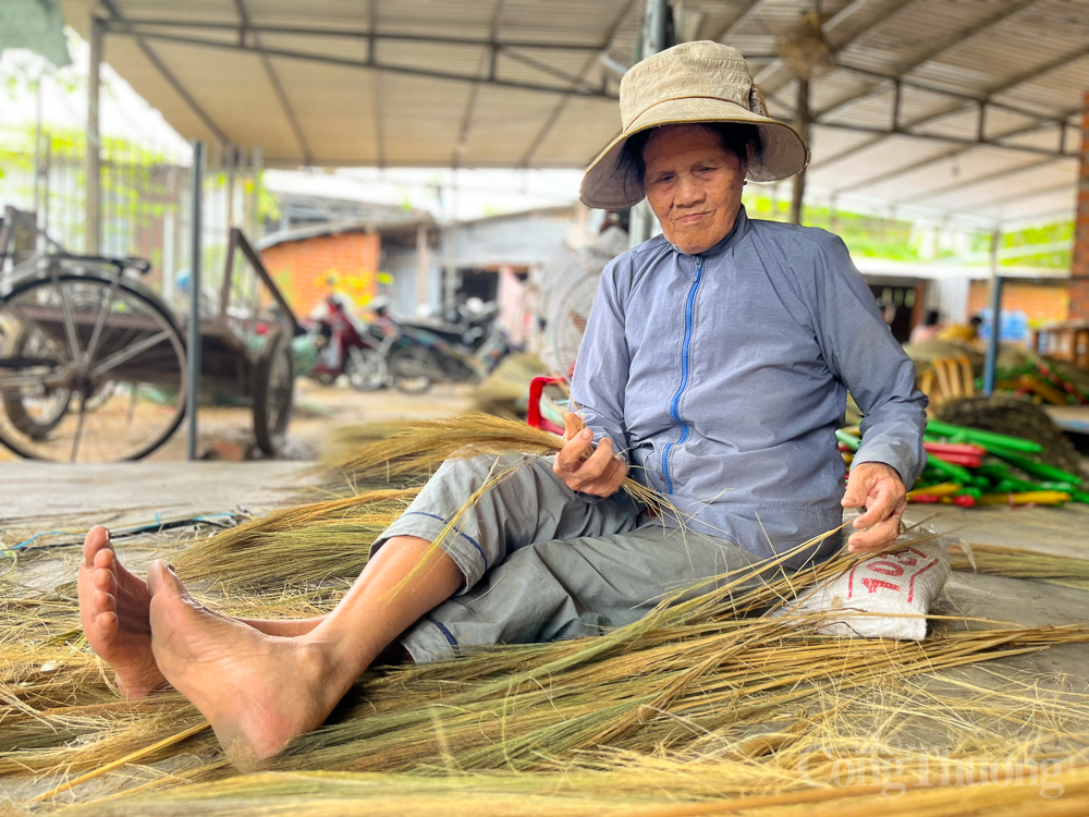 Phú Yên: Cả làng bó chổi mỏi tay để kịp giao hàng Tết