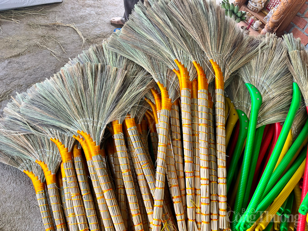 Phú Yên: Cả làng bó chổi mỏi tay để kịp giao hàng Tết