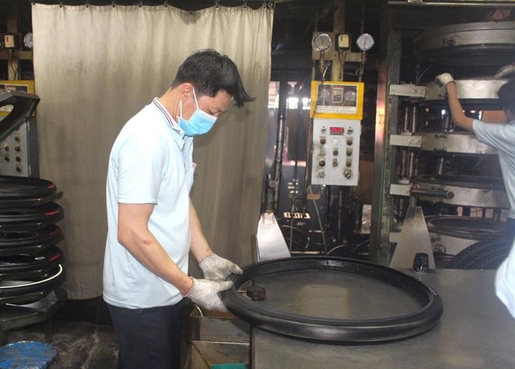 Sản xuất lốp xe của Công ty cao su Kenda Việt Nam.(Ảnh: Nguyễn Hòa)