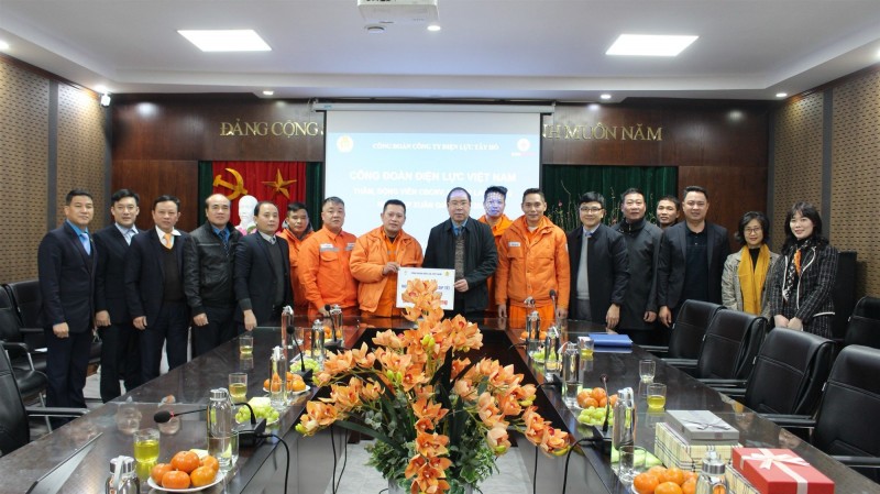 Chủ tịch Công đoàn Điện lực Việt Nam Đỗ Đức Hùng trao quà Tết cho người lao động Công ty Điện lực Tây Hồ