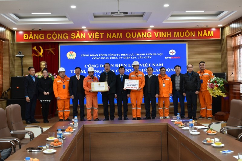 Chủ tịch Công đoàn Điện lực Việt Nam Đỗ Đức Hùng trao quà Tết cho người lao động Công ty Điện lực Cầu Giấy