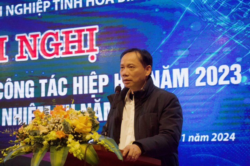 Hội doanh nghiệp tỉnh Hòa Bình tặng hơn 3 tỷ đồng cho người nghèo dịp Tết Nguyên đán