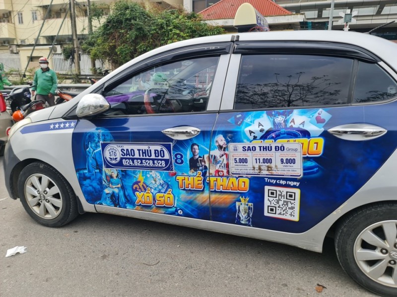 Taxi dán quảng cáo website cờ bạc: Có thể bị truy cứu trách nhiệm hình sự