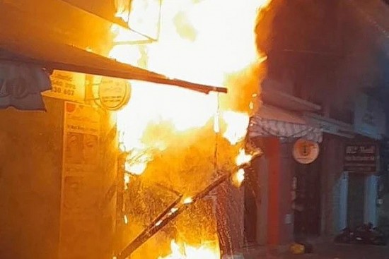 TP. Hồ Chí Minh: Cháy nhà trong hẻm, 5 người kịp thời thoát nạn