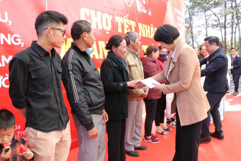 Lâm Đồng: Khai mạc “Hội chợ Tết Nhân ái” Xuân Giáp Thìn năm 2024
