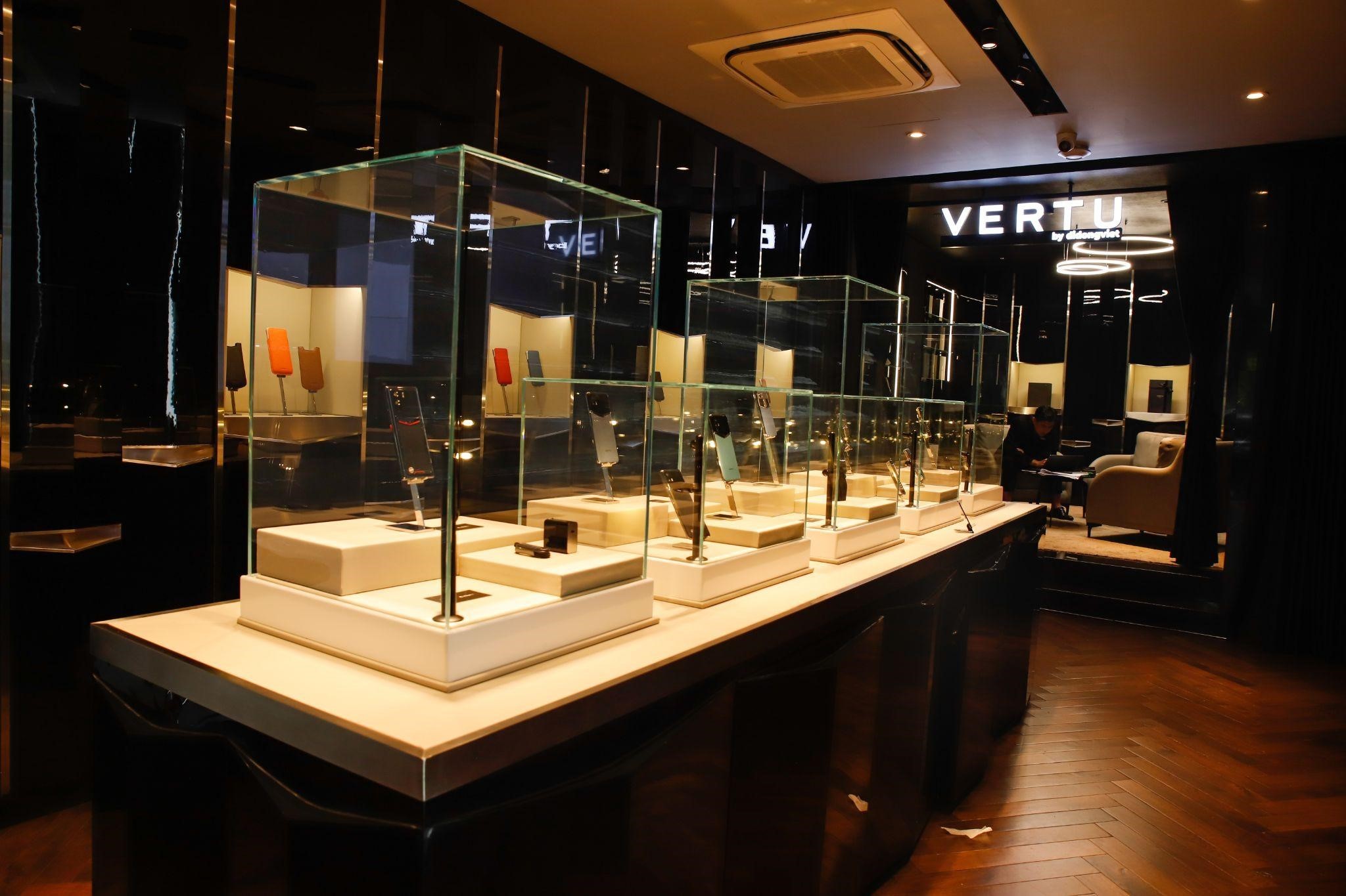 Từ không gian trưng bày đến sản phẩm tại Vertu Việt Nam đều theo tiêu chuẩn khắt khe từ Vertu England.