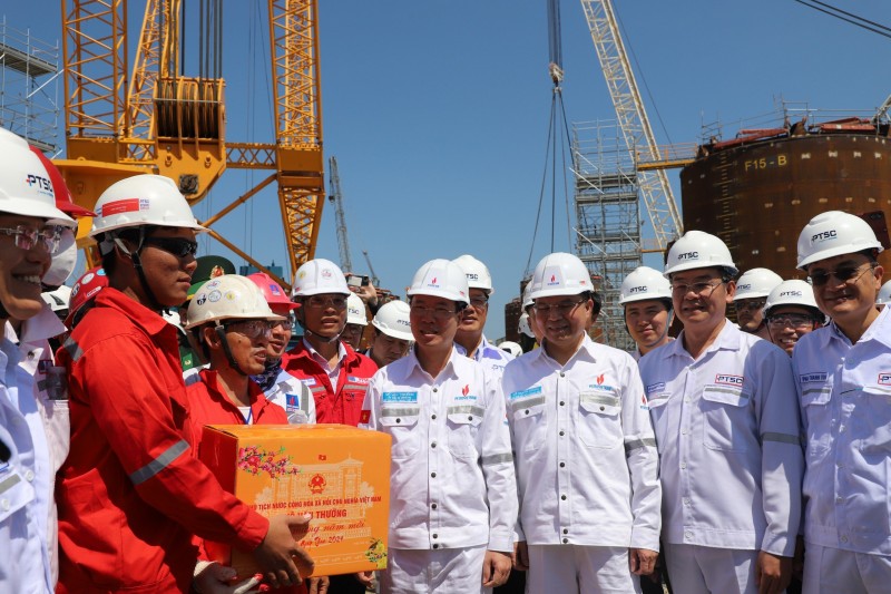 Chủ tịch nước Võ Văn Thưởng thăm, chúc Tết người lao động ngành dầu khí