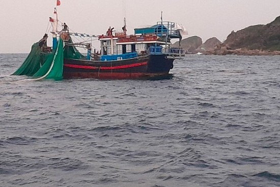Phạt 2 tàu cá 350 triệu đồng vì khai thác tại vùng biển cấm ở Nha Trang