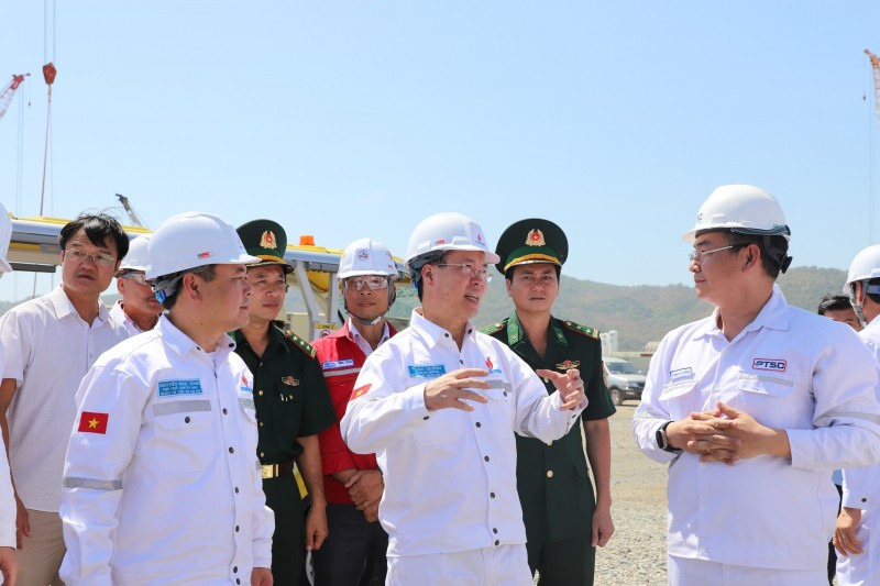 Chủ tịch nước Võ Văn Thưởng tham quan công trường tại khu căn cứ cảng PTSC