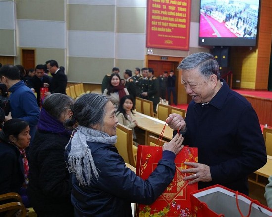Đại tướng Tô Lâm thăm và tặng quà Tết người dân tỉnh Hưng Yên