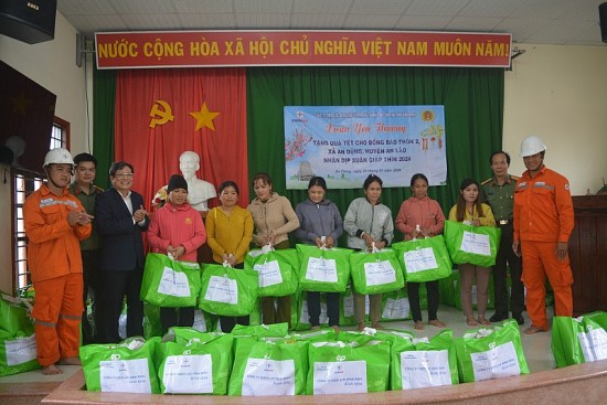PC Bình Định: Thăm và tặng quà tết cho đồng bào H’rê ở huyện An Lão