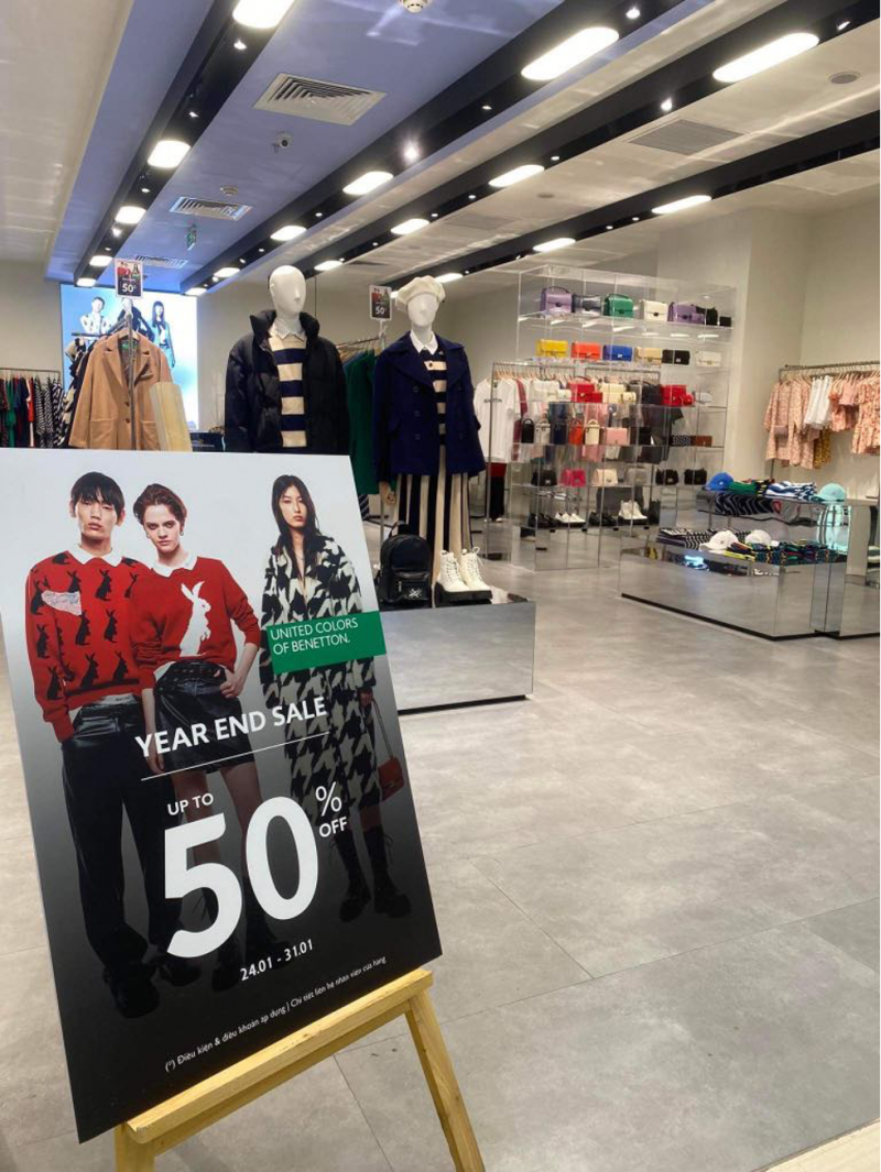 Hà Nội: Cận Tết, các cửa hàng thời trang giảm giá sốc vẫn ế khách