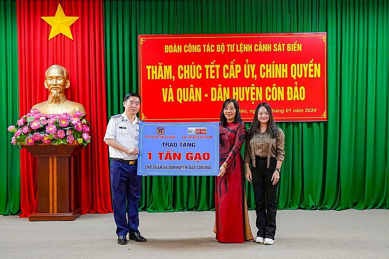 Bộ Tư lệnh Cảnh sát biển Việt Nam chúc Tết quân, dân huyện Côn Đảo