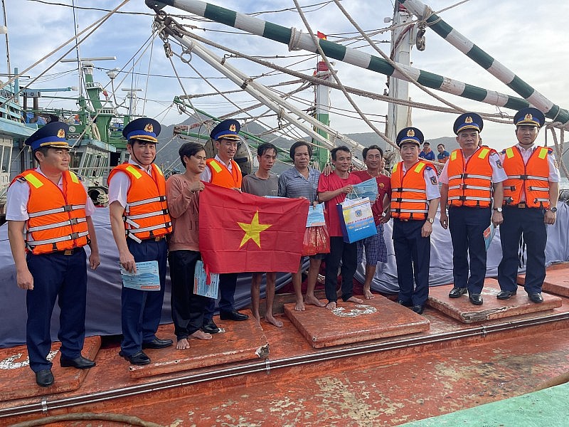 Bộ Tư lệnh Cảnh sát biển Việt Nam chúc Tết quân, dân huyện Côn Đảo