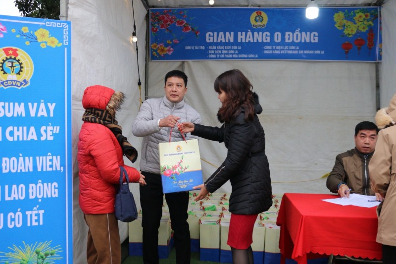 Hàng nghìn mặt hàng ưu đãi hấp dẫn, giảm giá “0 đồng” được tổ chức để phục vụ người lao động trên địa bàn huyện Mai Sơn, tỉnh Sơn La