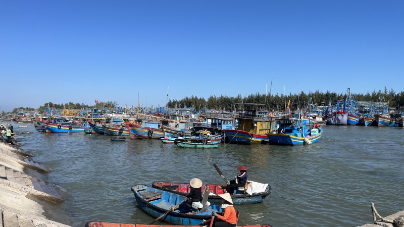 Hàng trăm tàu cá trong Khu neo đậu tránh trú bão Bến Lội-Bình Châu không thể ra khơi vì cửa ra vào bị bồi lấp.