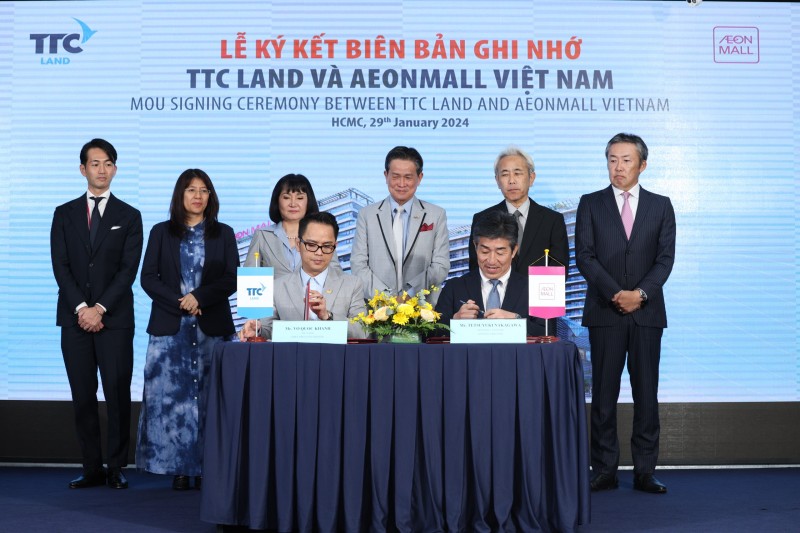 Ông Võ Quốc Khánh - Tổng Giám đốc TTC Land và ông Tetsuyuki Nakagawa - Tổng Giám đốc AeonMall Việt Nam cùng lãnh đạo 2 bên tại buổi lễ ký kết