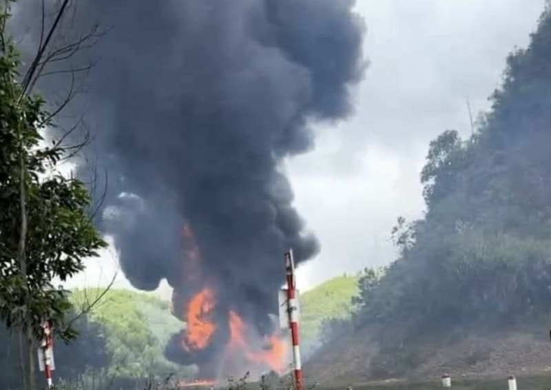 Đắk Lắk: Xe bồn chở gần 12.000 lít xăng bị lật, bốc cháy dữ dội