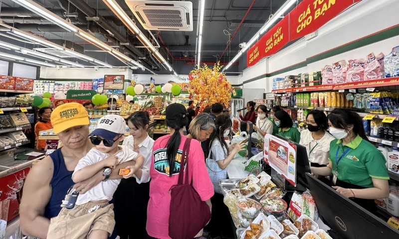 TP. Hồ Chí Minh: Sức mua hàng Tết tăng dần