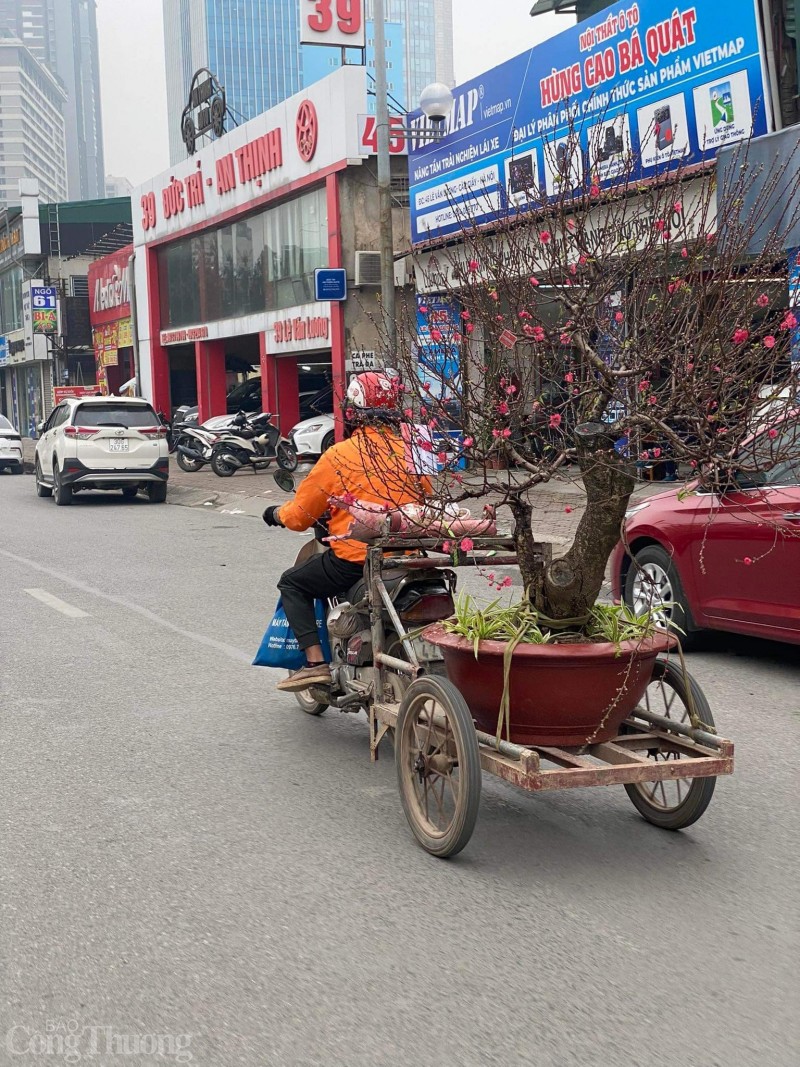 Hà Nội: Xe ôm “chở Tết về nhà” đút túi tiền triệu mỗi ngày