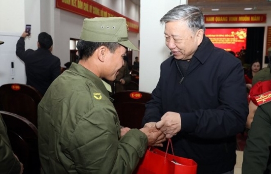 Bộ trưởng Bộ Công an Tô Lâm thăm, tặng quà Tết tại Sơn La