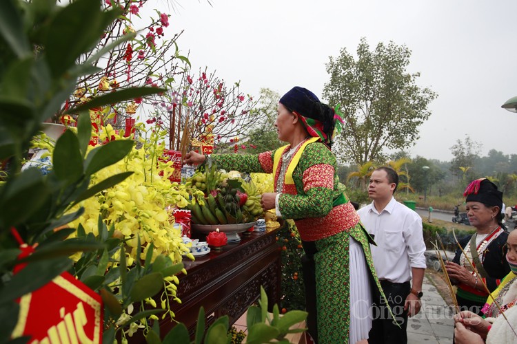 Nghi lễ dựng cây nêu ngày Tết tại Làng Văn hóa - Du lịch các dân tộc Việt Nam