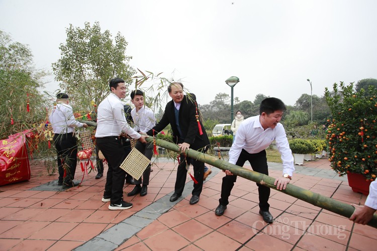 Nghi lễ dựng cây nêu ngày Tết tại Làng Văn hóa - Du lịch các dân tộc Việt Nam