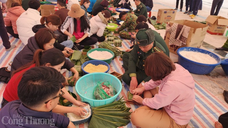 Huyện biên giới Nậm Pồ gói 10.000 bánh chưng xanh tặng hộ nghèo đón Tết