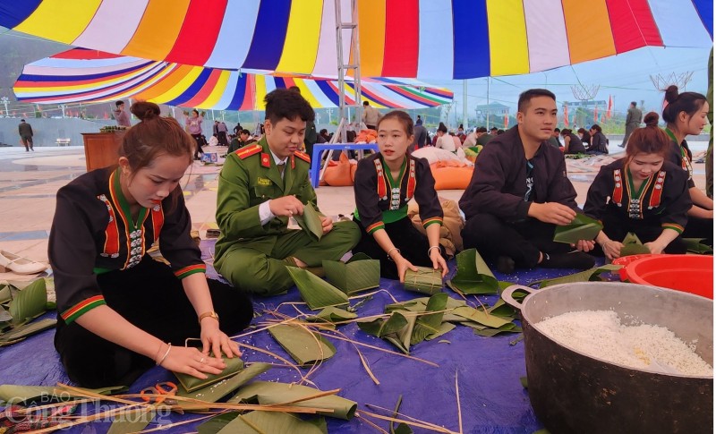 Huyện biên giới Nậm Pồ gói 10.000 bánh chưng xanh tặng hộ nghèo đón Tết