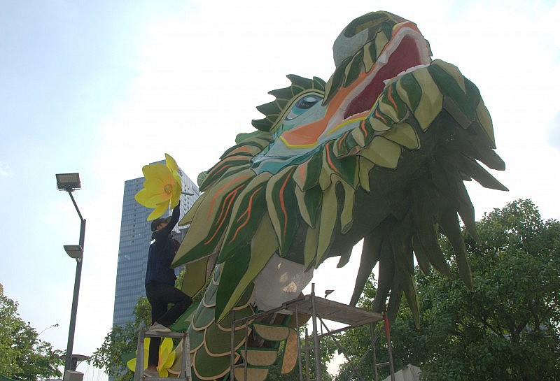 Khám phá linh vật rồng khổng lồ trên đường hoa Nguyễn Huệ Tết Nguyên đán 2024
