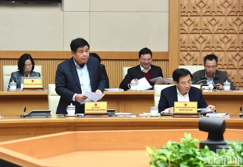 Bộ trưởng Kế hoạch và Đầu tư Nguyễn Chí Dũng phát biểu tại phiên họp.