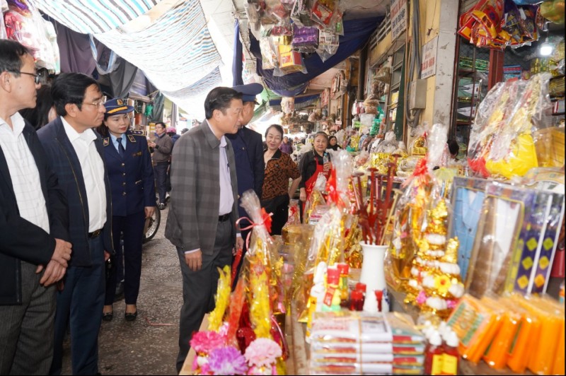 Nghệ An: Lãnh đạo tỉnh trực tiếp kiểm tra thị trường hàng hoá Tết tại các chợ và siêu thị